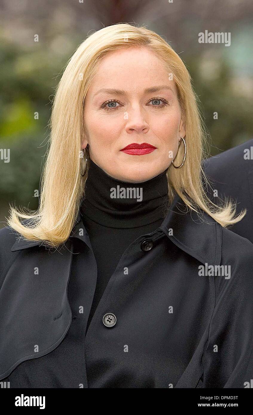 Mar 15, 2006 - K47046.BASIC INSTINCT II PHOTOCALL appena prima della premiere al FOUR SEASONS HOTEL, Hamilton Place, Londra.15-03-2006 001693. GARY BARNETT- LINK- 2006.sharon stone(Immagine di credito: © Globo foto/ZUMAPRESS.com) Foto Stock