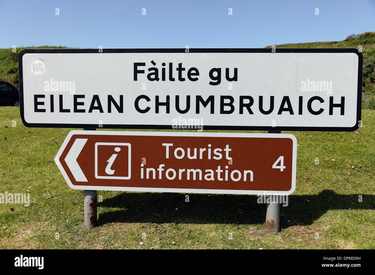 Gaelic Lingua segno Failte GU Eilean Chumbruaich, Benvenuti all'Isola di Cumbrae, e informazioni turistiche in inglese segno, Gran Cumbrae, Scozia, UK Foto Stock