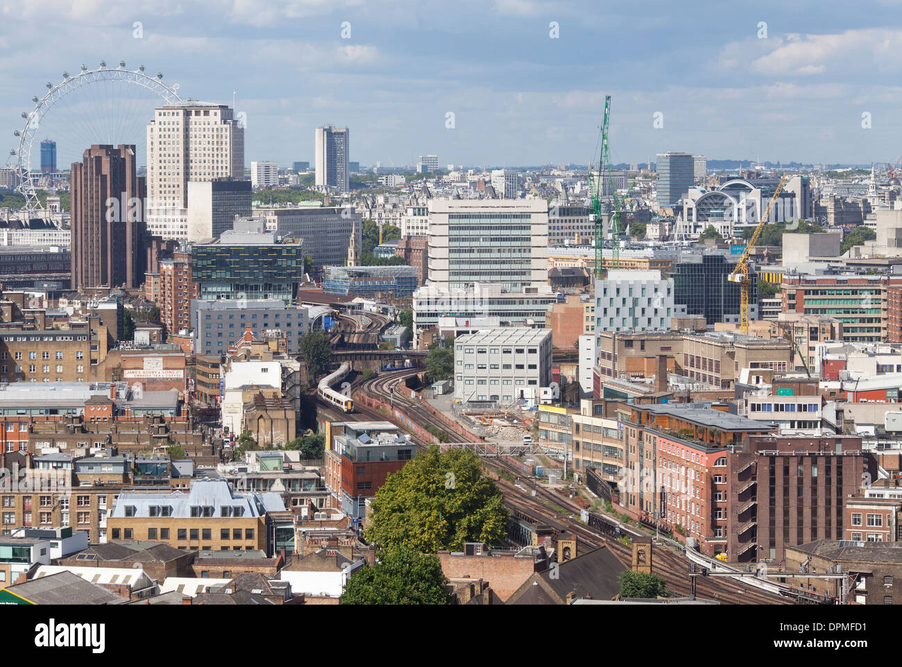 Vista di sud-est di Londra dall'alto sopra il London Bridge Foto Stock