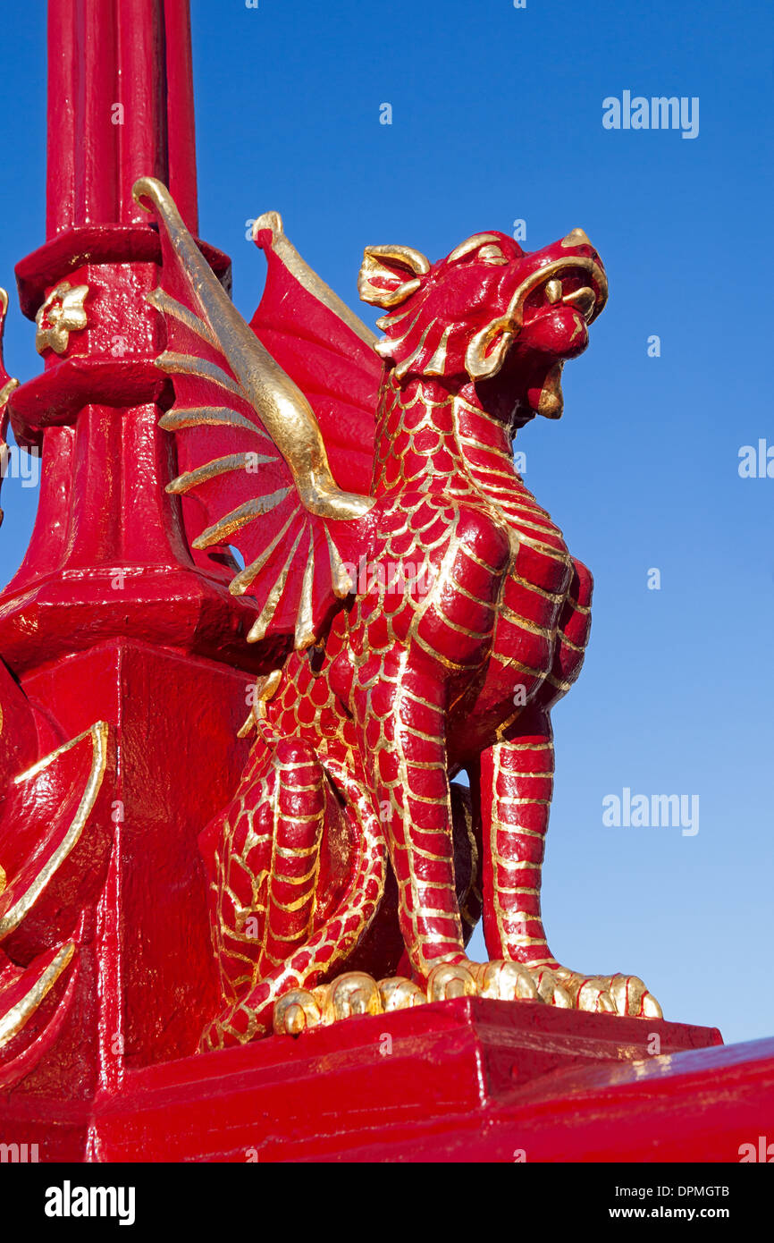 Città di Londra, HOLBORN VIADUCT un drago dorato sul parapetto in seguito al restauro 2013 Foto Stock