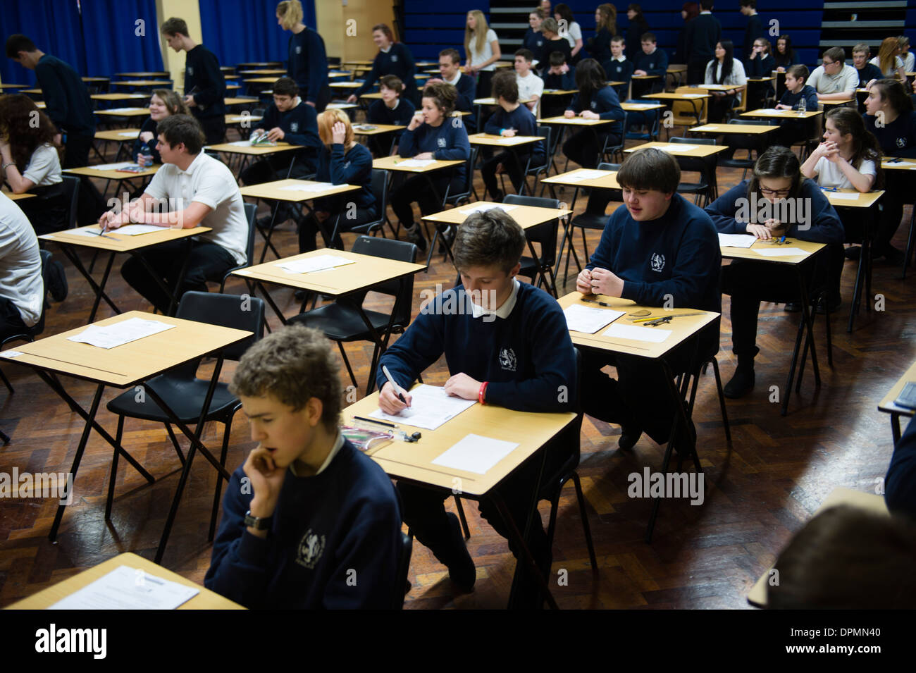 Welsh teenage GCSE scolari seduta esami in una scuola hall, Wales UK Foto Stock