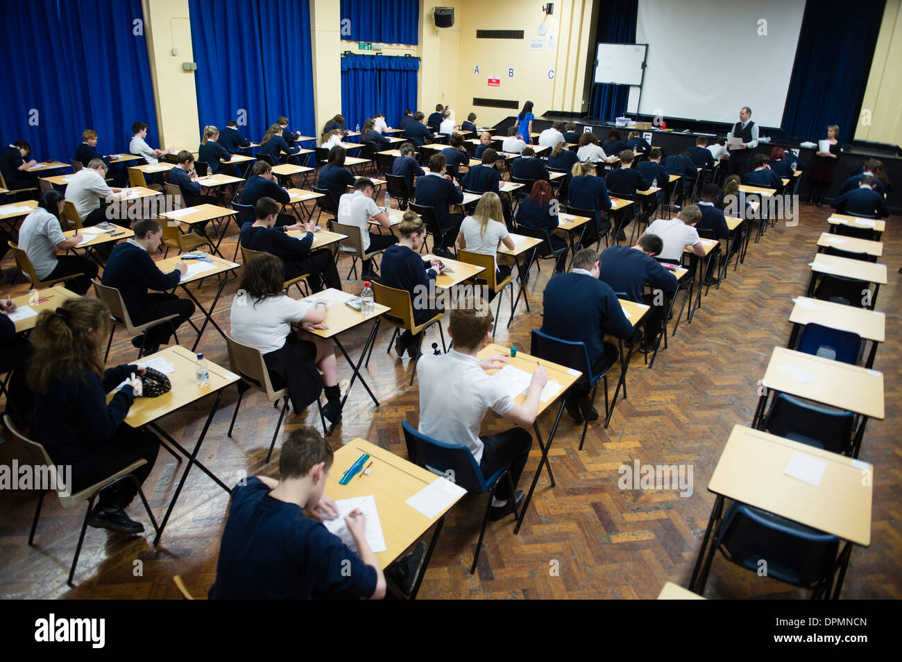 Welsh teenage GCSE scolari seduta esami in una scuola hall, Wales UK Foto Stock