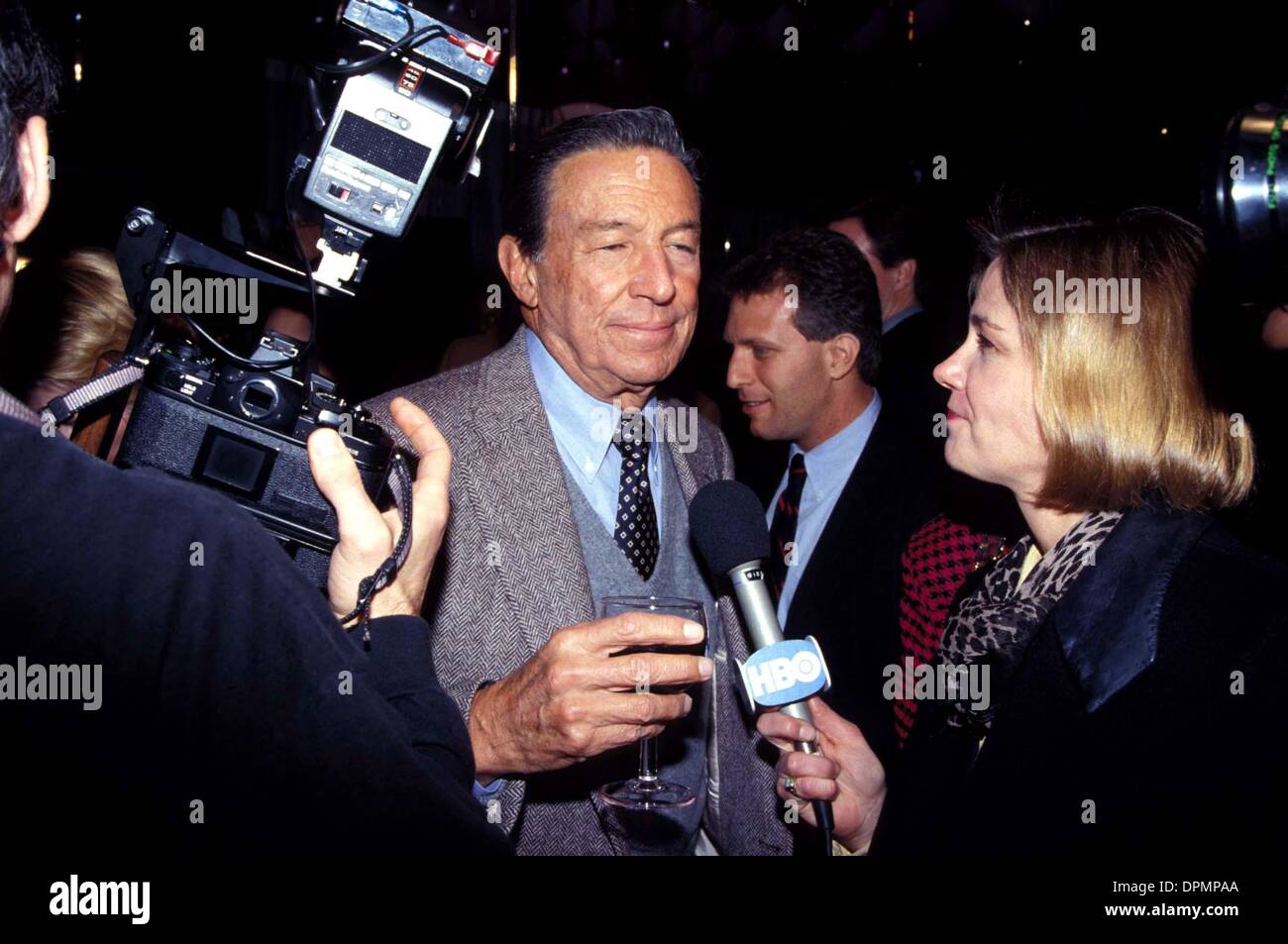 Apr. 13, 2006 - Mike Wallace.16327.PLAYBOY GETTA PARTE PER LIZ SMITH A MORTIMERS .01-08-1992. JAMES COLBURN-(Immagine di credito: © Globo foto/ZUMAPRESS.com) Foto Stock