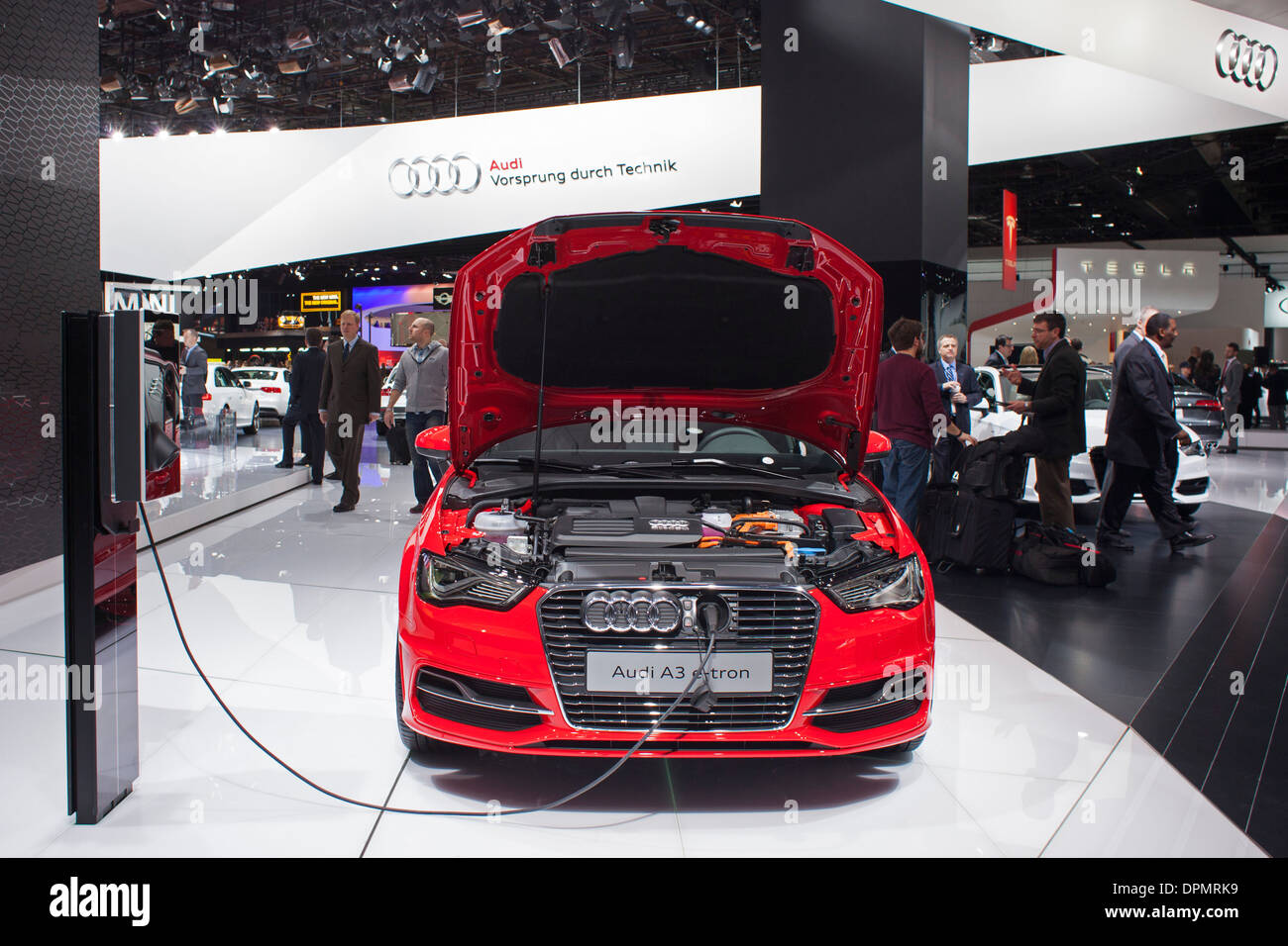 La Audi A-3 e-tron plug-in veicolo elettrico ibrido sul display al North American International Auto Show. Foto Stock