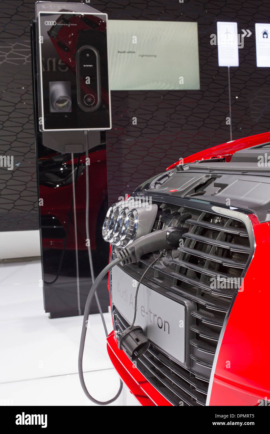 La Audi A-3 e-tron plug-in veicolo elettrico ibrido sul display al North American International Auto Show. Foto Stock