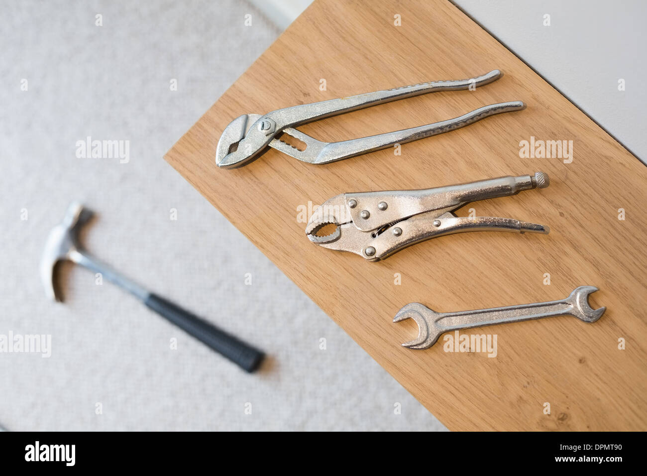 Strumenti di lavoro su una superficie di legno Foto Stock