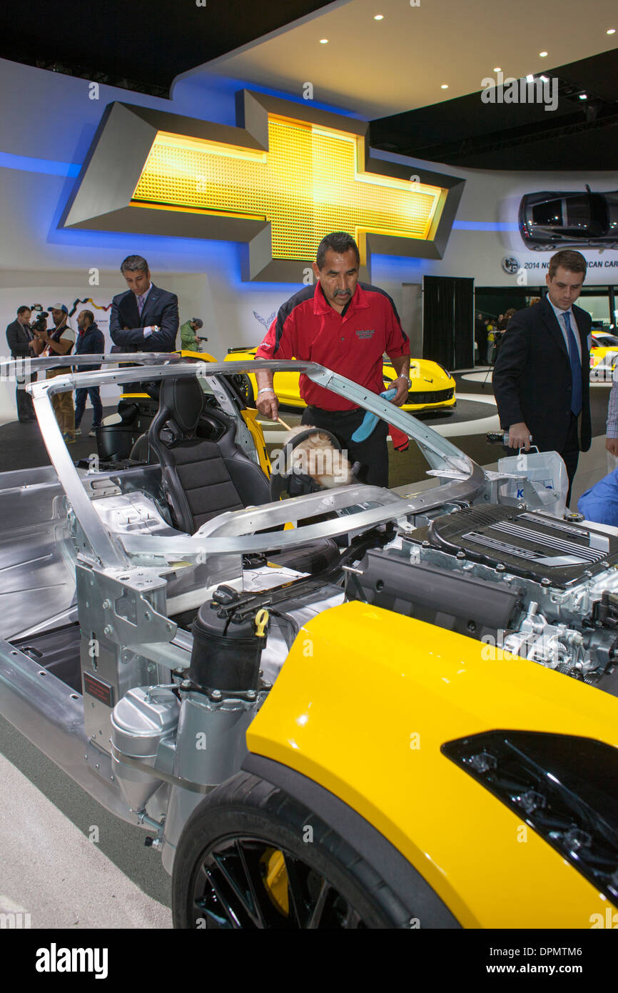 Un lavoratore pulisce il telaio in alluminio della Chevrolet Corvette Z06 al North American International Auto Show. Foto Stock
