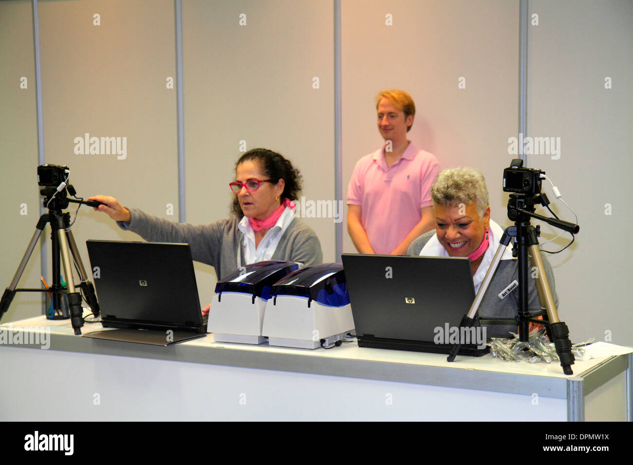Miami Beach Florida,Centro convegni,centro,Art Basel,evento,sala stampa,media,presa credenziali,Black Blacks African Africans etnica minority,adult a Foto Stock