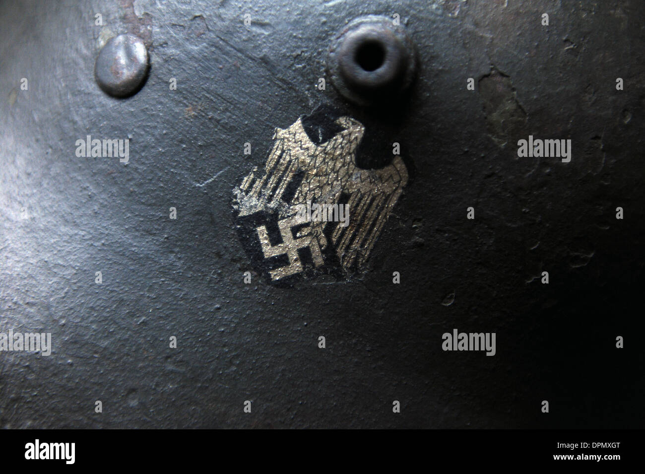 Il tedesco acciaio casco. Modello 16. La seconda guerra mondiale. Dettaglio. Oskar Schlinder museo. Cracovia. La Polonia. Foto Stock