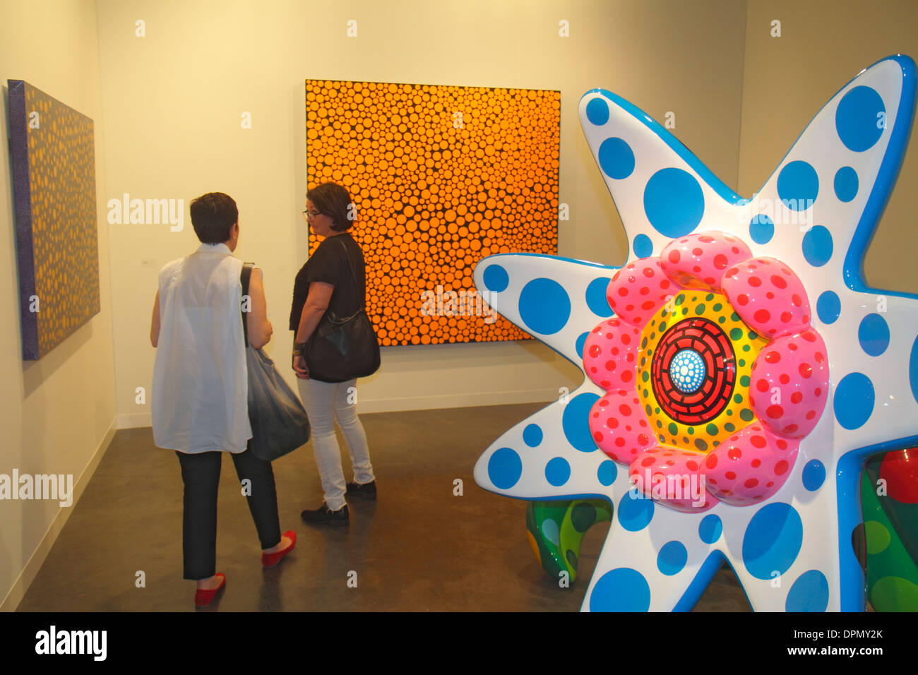 Miami Beach Florida,Centro Congressi,centro,Art Basel,evento,Vernissage e Anteprima,adulti adulta donna donna donna donna donna donna donna donna donna donna donna donna donna,arte,vendita,transazione p Foto Stock