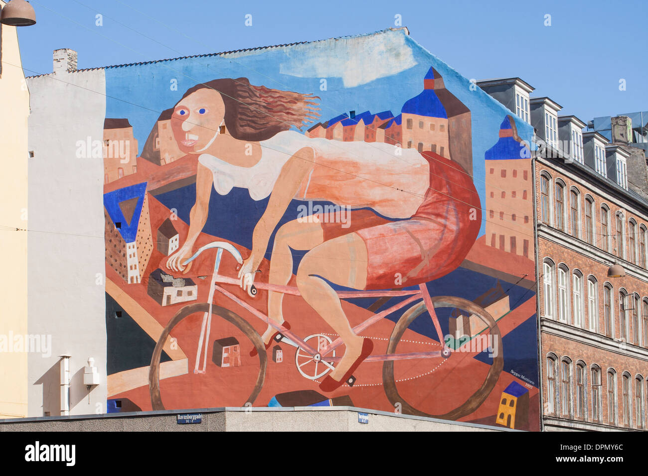 Murale in bicicletta sul lato di un condominio, Copenhagen, Danimarca Foto Stock