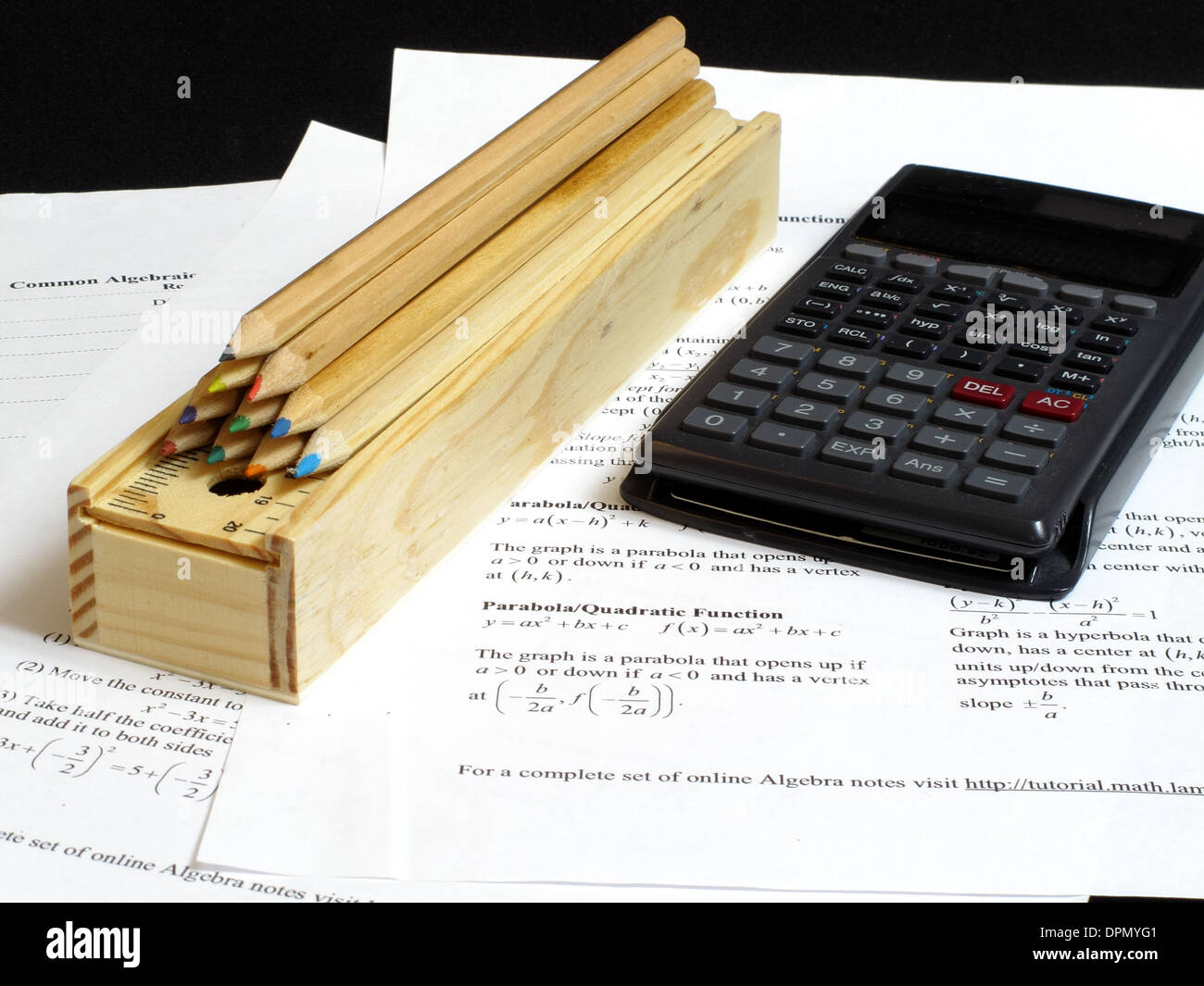 Un concetto di immagine di apprendimento con matite e di una calcolatrice Foto Stock