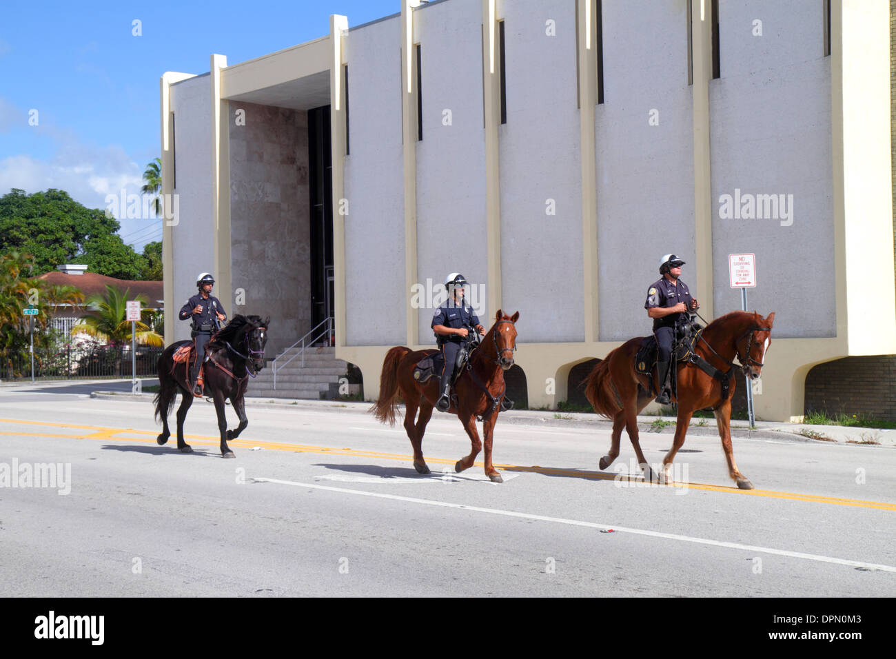 Miami Florida, Northwest 2nd Avenue, Wynwood Art District, polizia, poliziotto, cavallo, pattuglia, FL131231119 Foto Stock