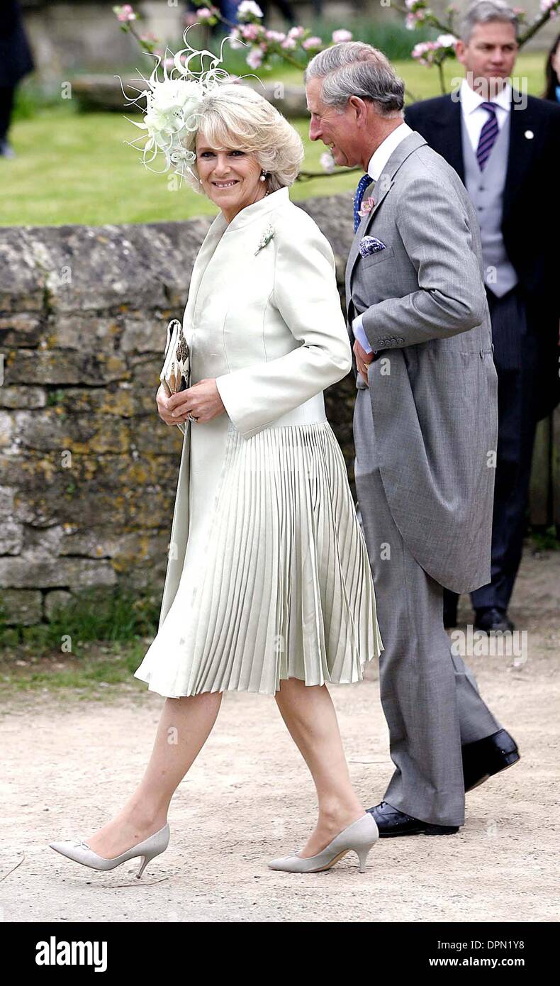 6 maggio 2006 - Londra, Regno Unito - K47763.LAURA PARKER BOWLES E HARRY LOPES WEDDING-ST.CYRIAC LA CHIESA, LACOCK, WILTSHIRE..06/05/2006.Camilla, duchessa di Cornovaglia e il Principe Carlo.Â©MARK CHILTON/ linkUK/ 2006(Immagine di credito: © Globo foto/ZUMAPRESS.com) Foto Stock