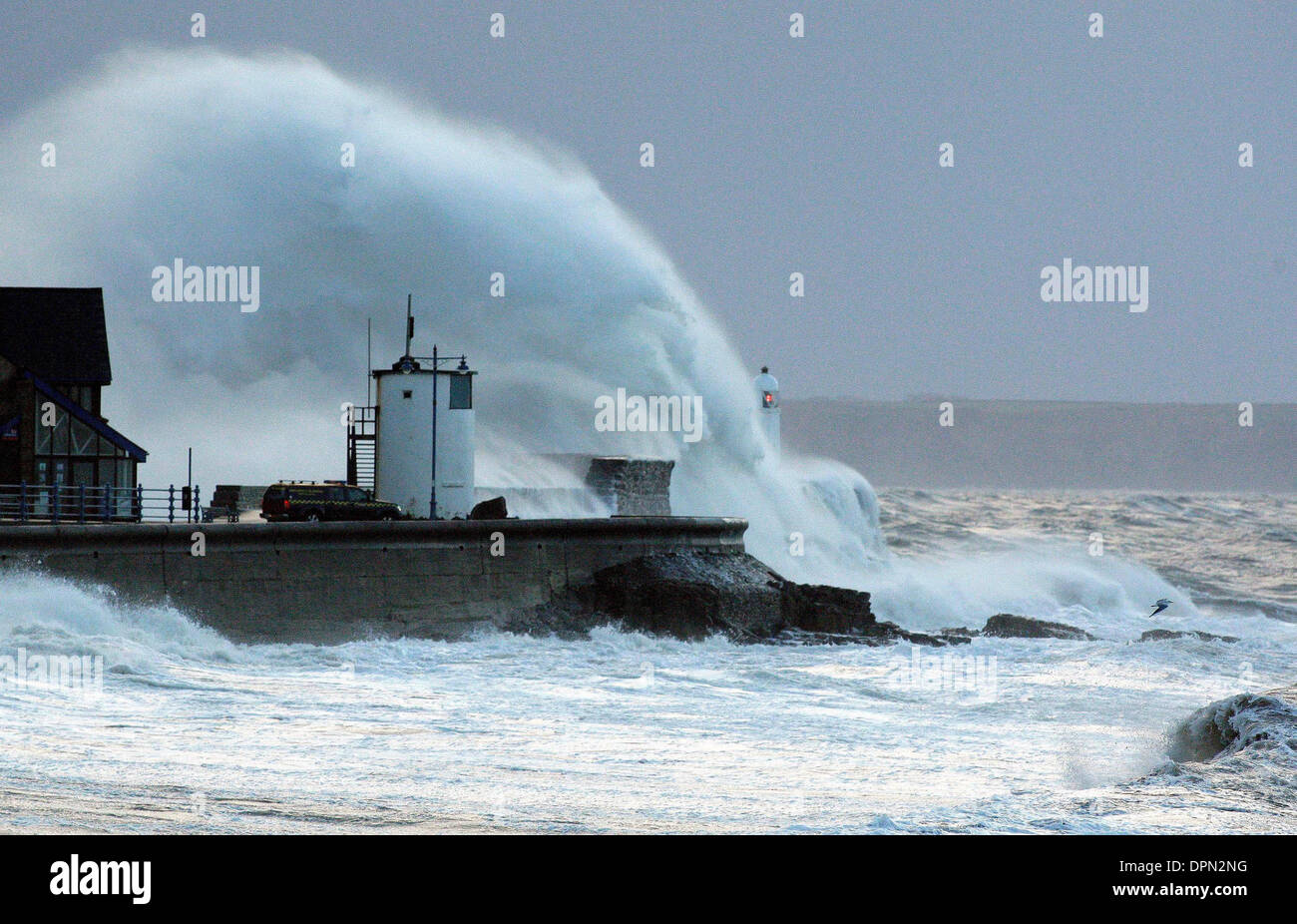 Onde enormi pastella lungomare di Porthcawl nel Galles del Sud Foto Stock