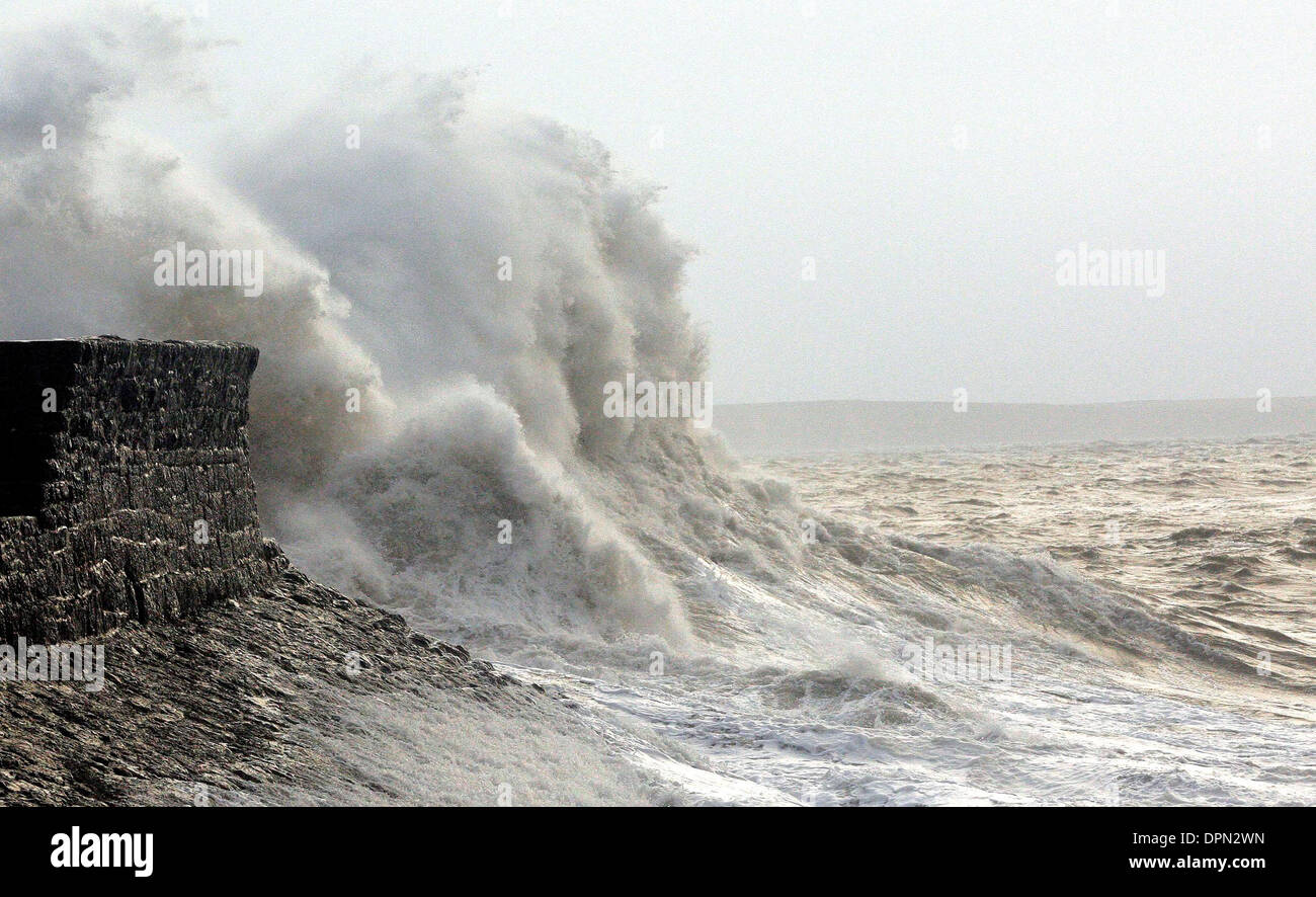 Onde enormi pastella lungomare di Porthcawl nel Galles del Sud Foto Stock