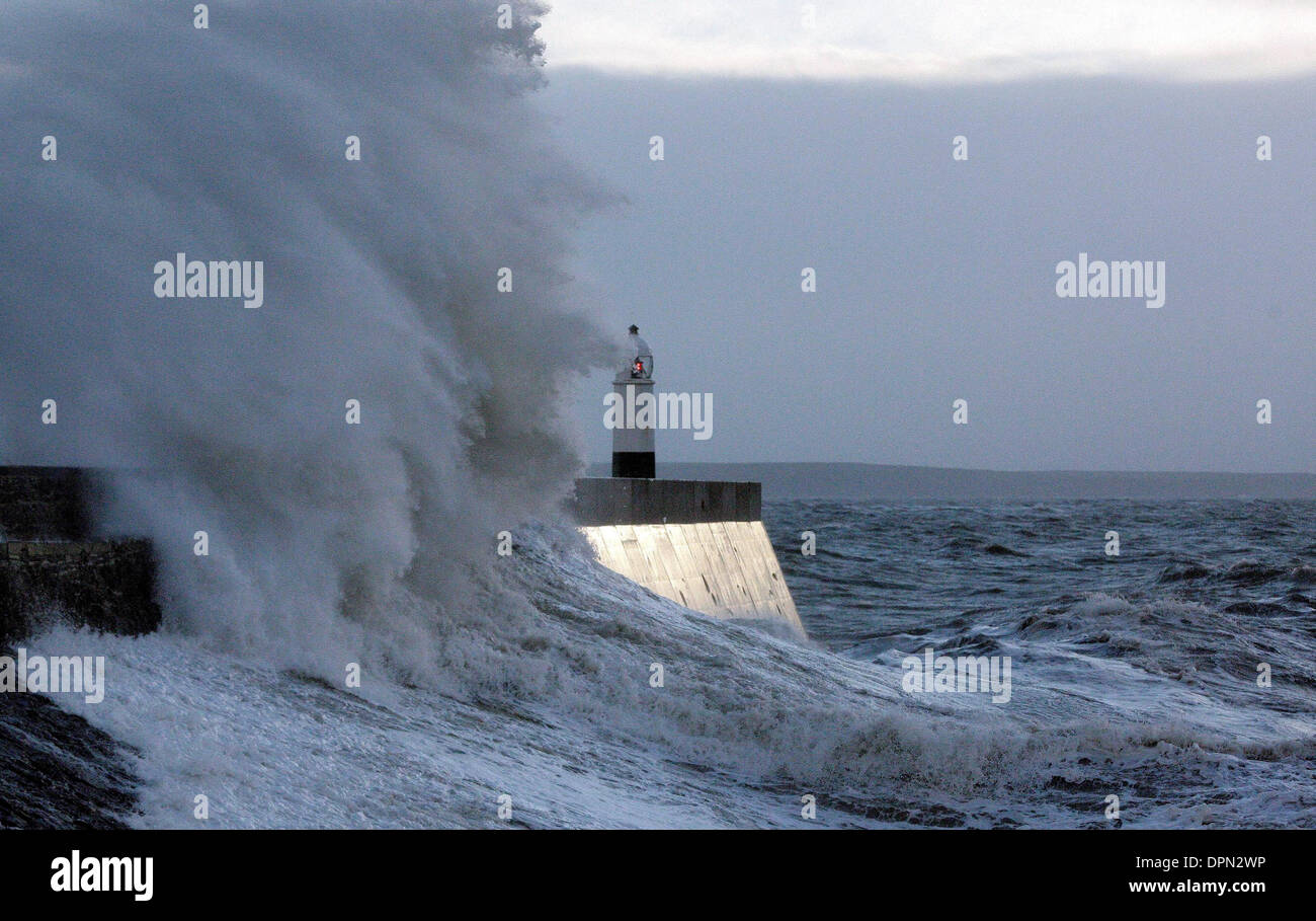 Onde enormi pastella lungomare di Porthcawl nel Galles del Sud Foto Stock