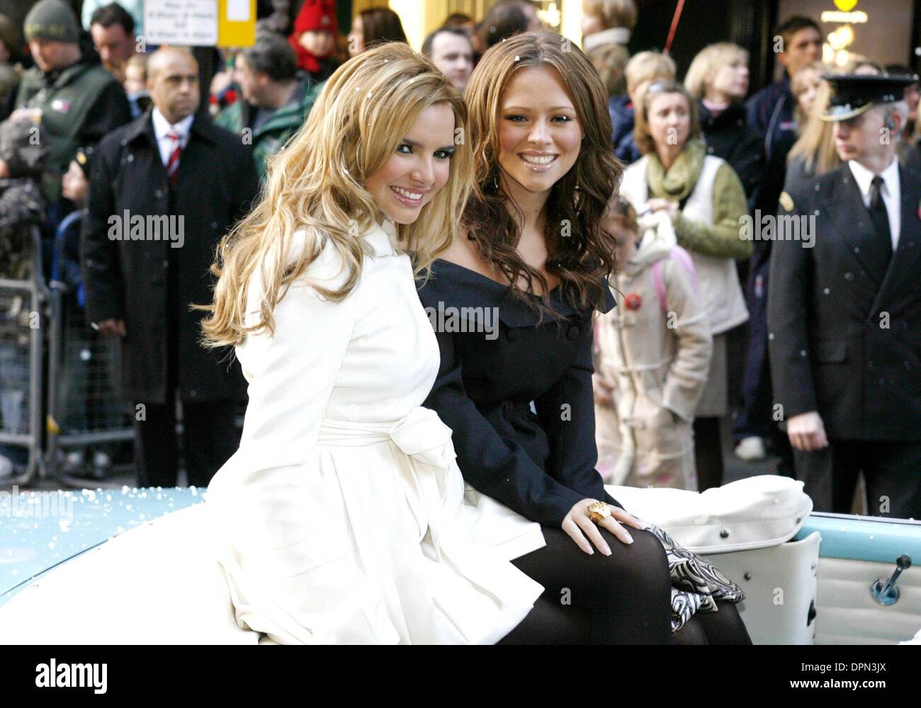 Nov. 4, 2006 - Londra Greater London, Regno Unito - K50593.NADINE COYLE E KIMBERLEY WALSH..le ragazze Aloud-Harrods parata natalizia, Harrods, Knightsbridge, Londra, Regno Unito. Contrassegnare Chilton/ / 2006.11-04-2006.001789. *** Caption locale *** .Si prega di contattare: .Richard Chambury mobile: +44(0)7968894411.e-mail: foto@ .com. Limited,.K406 Tower Bridge Business Complex,.100 Clemente Foto Stock