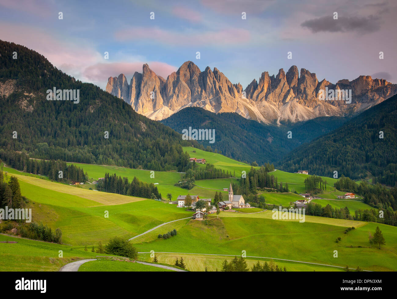 Santa Maddalena e le Dolomiti in Val di Funes, Trentino-Alto-Adige Italia Foto Stock