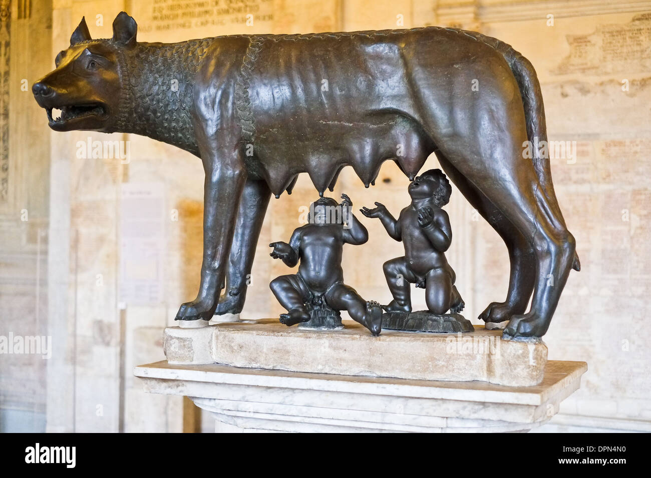 Romolo e remo lupa immagini e fotografie stock ad alta risoluzione - Alamy