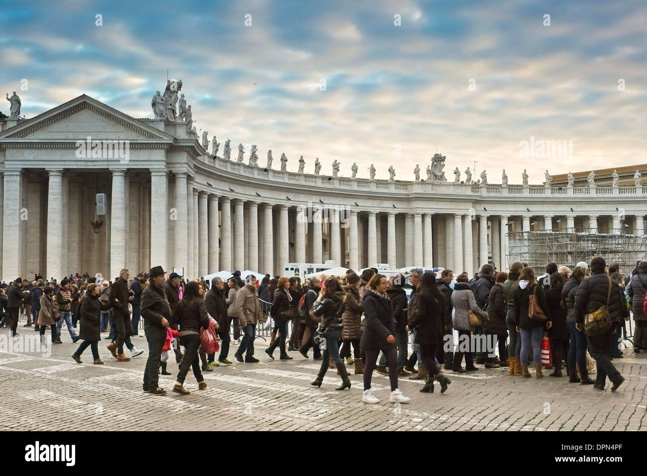 I turisti Peters Square in Roma, Italia e Città del Vaticano Foto Stock