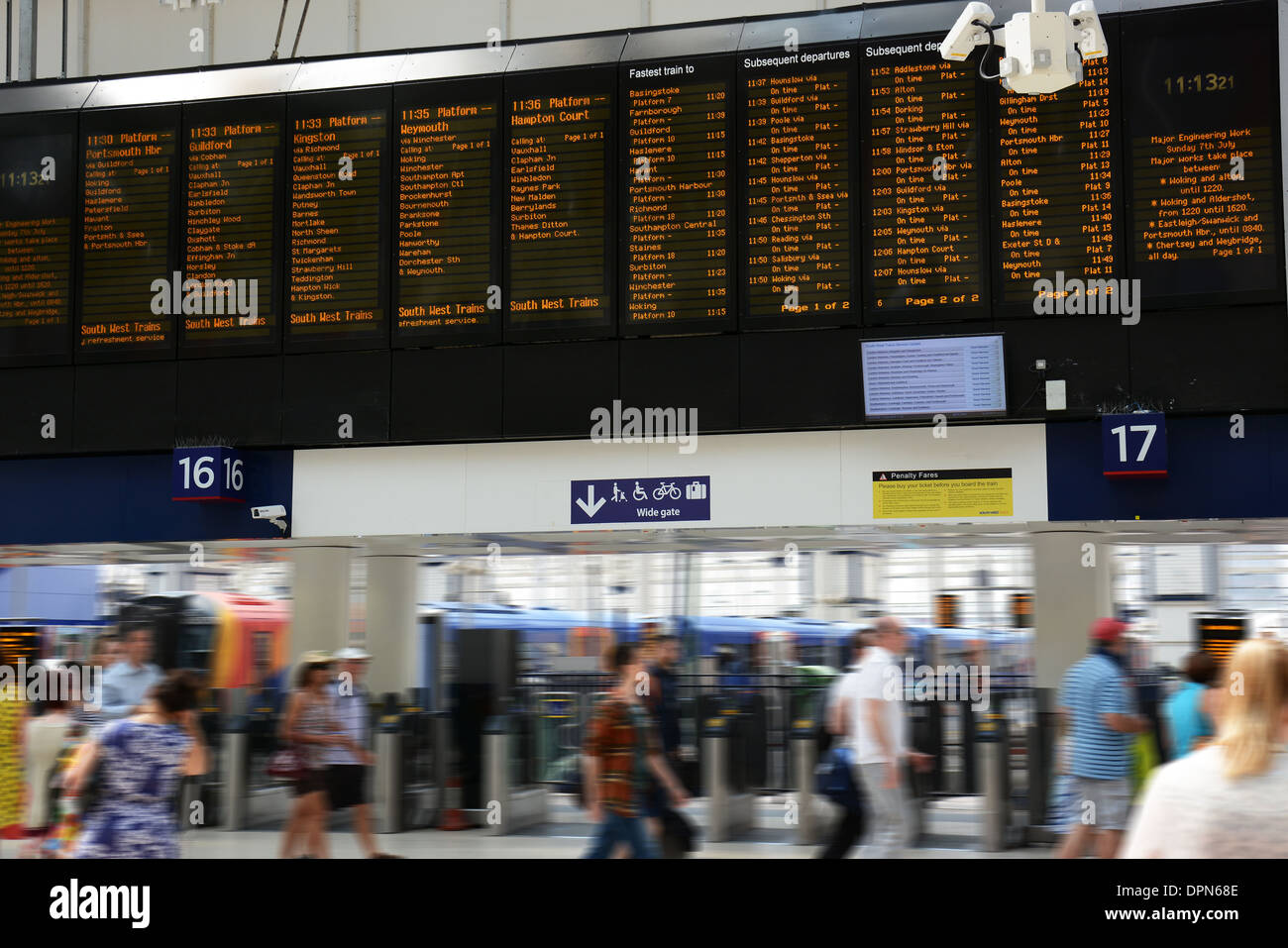 Motion Blur che mostra una tipica scena di occupato a London Bridge stazione ferroviaria Foto Stock