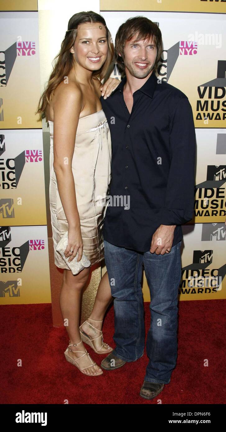 Sett. 1, 2006 - K49488.MTV Video Music Awards tenutosi al Radio City Music Hall di NEW YORK CITY.08-31-2006. Contrassegnare CHILTON- - 2006.james blunt.PETRA NEMCOVA(Immagine di credito: © Globo foto/ZUMAPRESS.com) Foto Stock