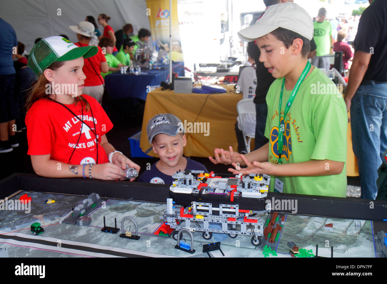 Miami Florida,Homestead,Speedway,DARPA Robotics Challenge Trials,robot,robot,mostra collezione studenti studenti ragazzi ragazzi,maschio bambini ch Foto Stock
