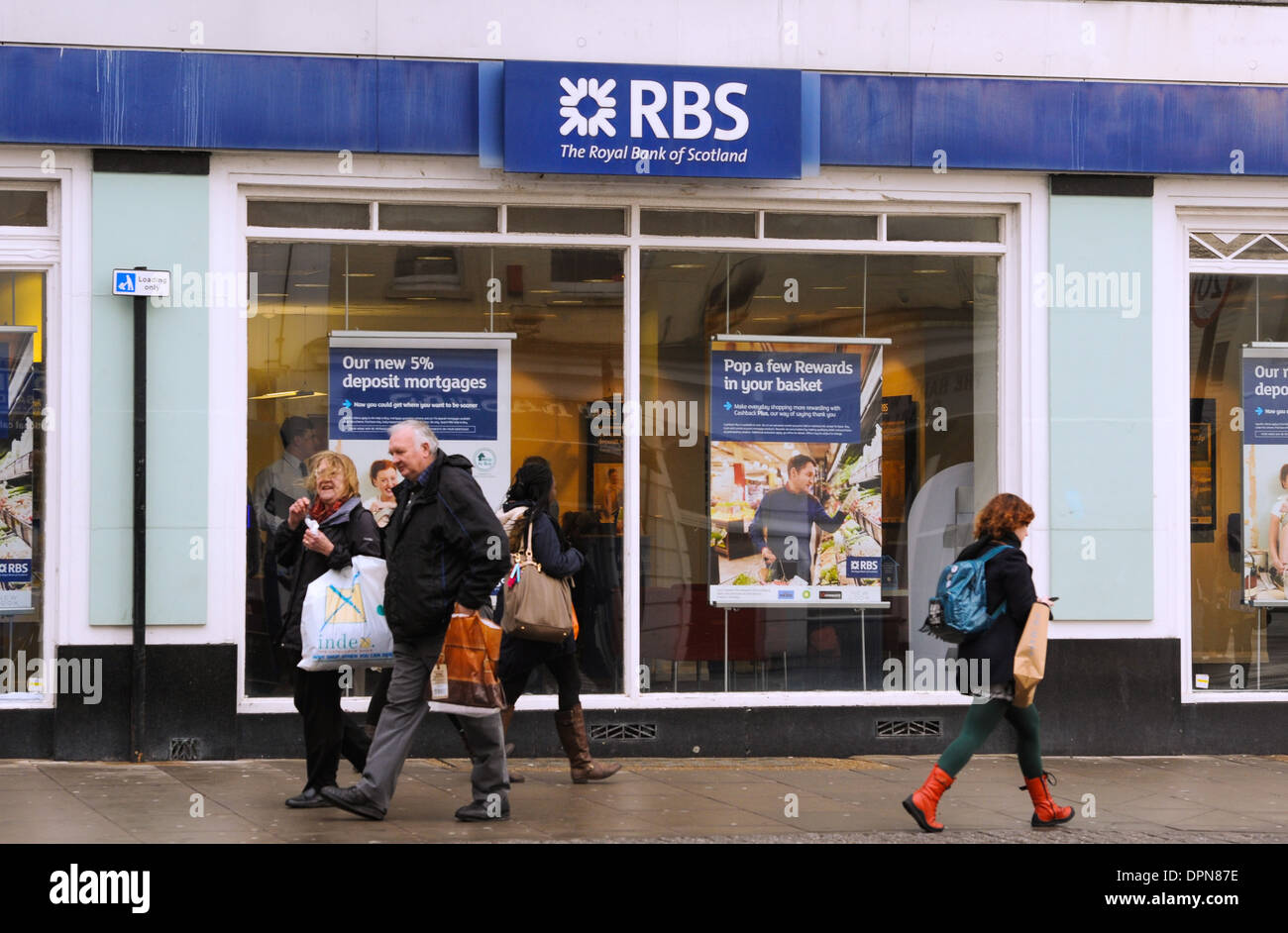 RBS Royal Bank of Scotland succursale a Brighton con persone che camminano oltre (ora chiuso) Regno Unito Foto Stock