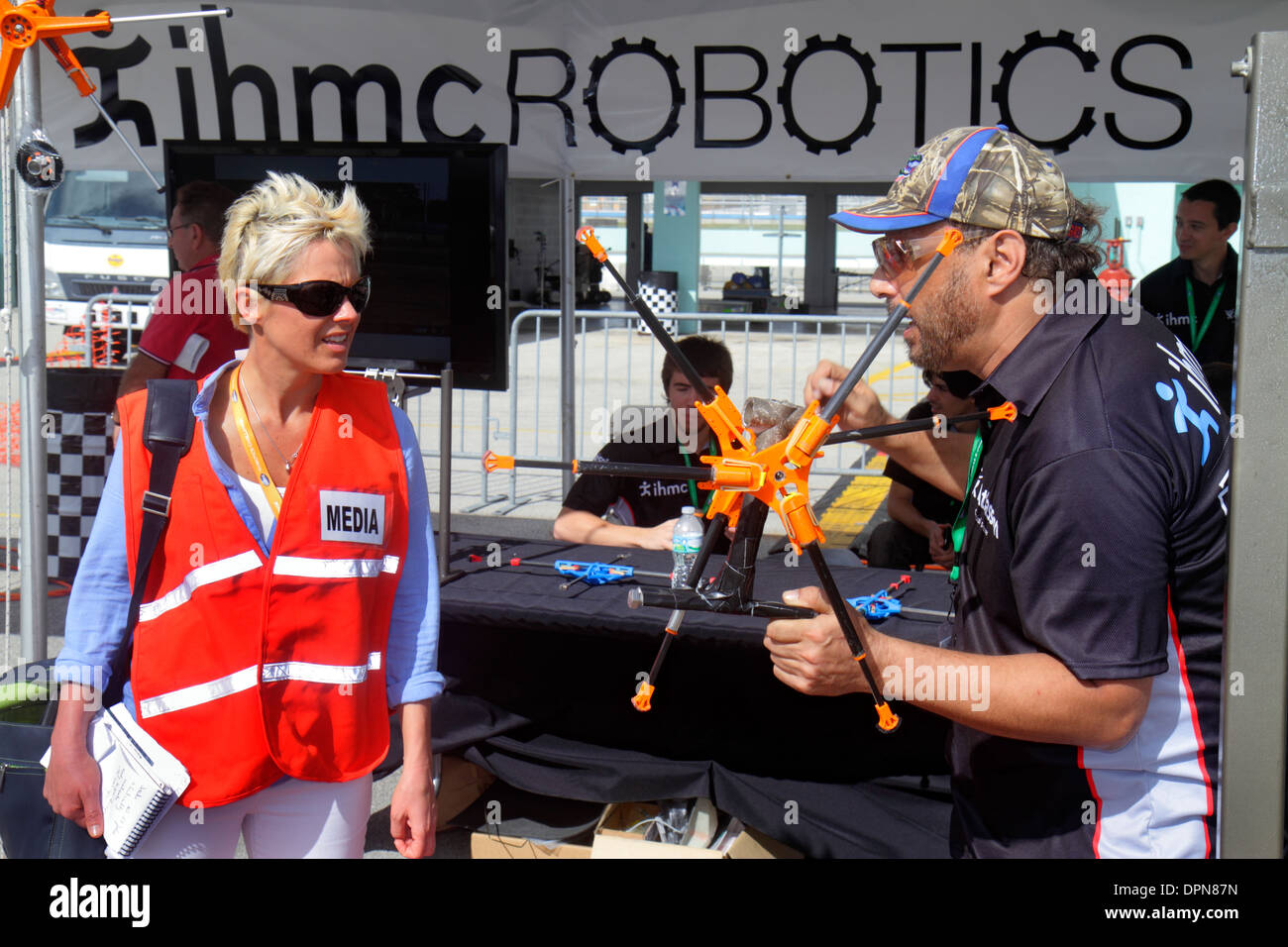 Miami Florida,Homestead,Speedway,DARPA Robotics Challenge Trials,telecomandato,robot,robot,media,ingegnere,spiegare,dimostrare,giornalista,rappresentante Foto Stock