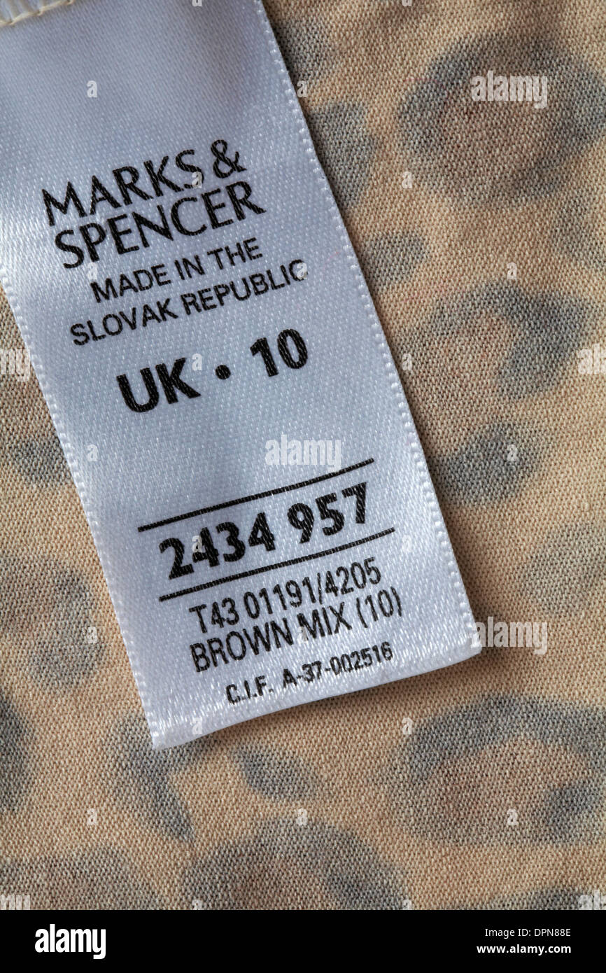 Etichetta in capo abbigliamento donna - Marks & Spencer Made in the Slovak Republic UK 10 - venduto nel Regno Unito, Gran Bretagna Foto Stock