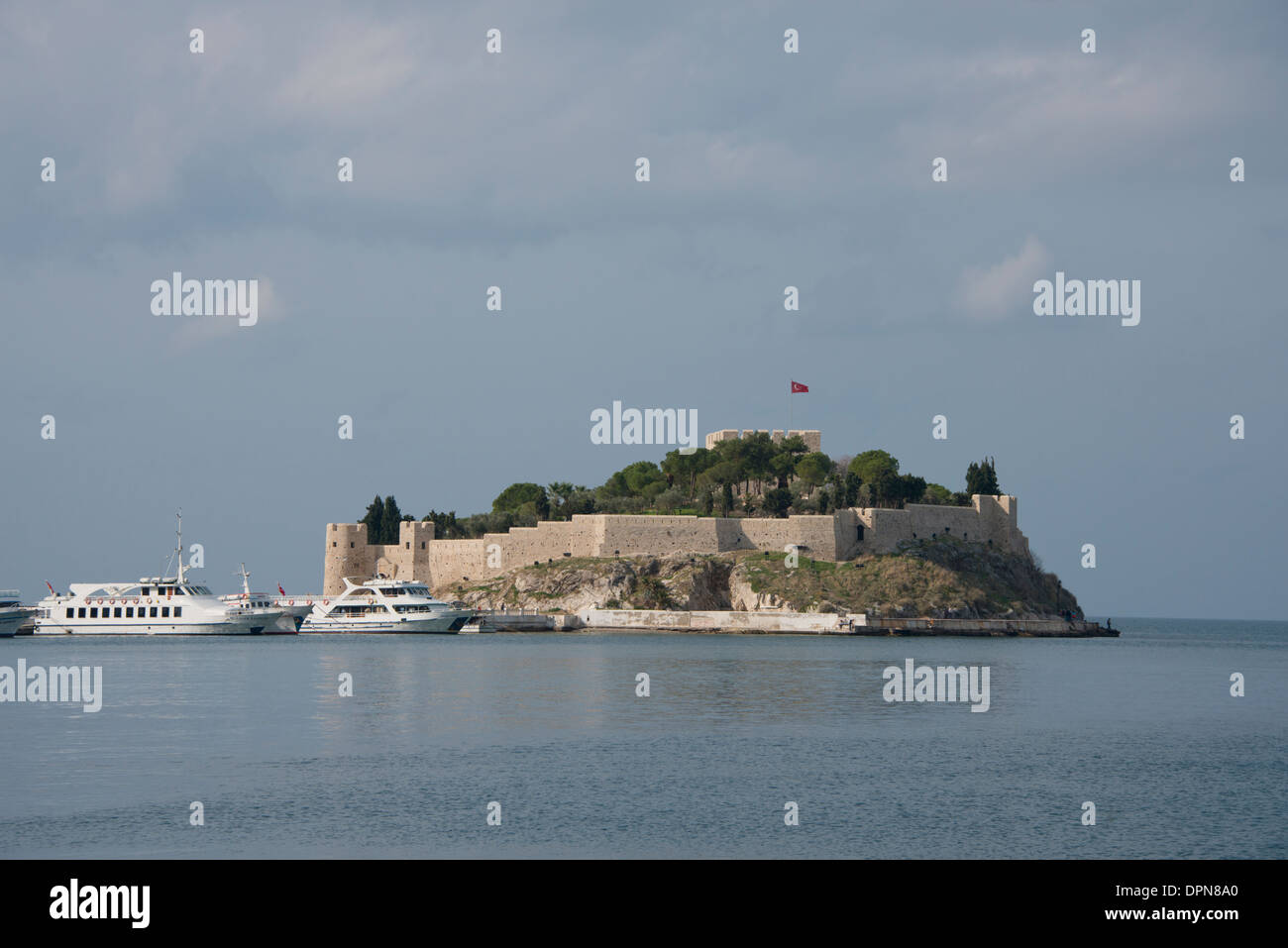 Turchia, Kusadasi. Porto turco città di Kusadasi, situato sul mare Egeo,  gateway di Efeso. Piccola isola di colomba Foto stock - Alamy