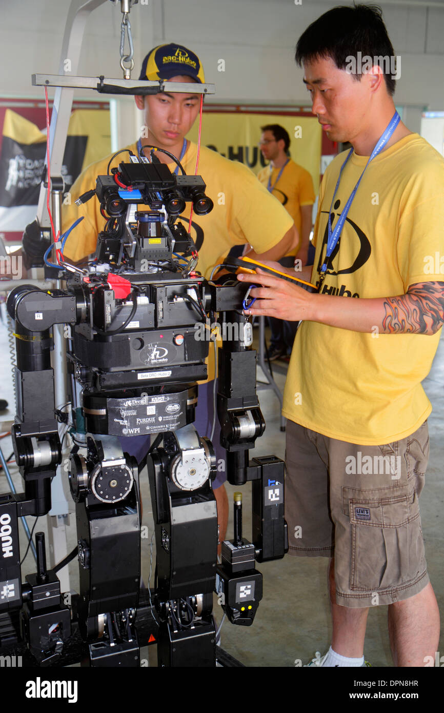 Miami Florida,Homestead,Speedway,DARPA Robotics Challenge Trials,telecomandato,robot,robot,uomo maschio,studenti di ingegneria,uomo maschio Foto Stock