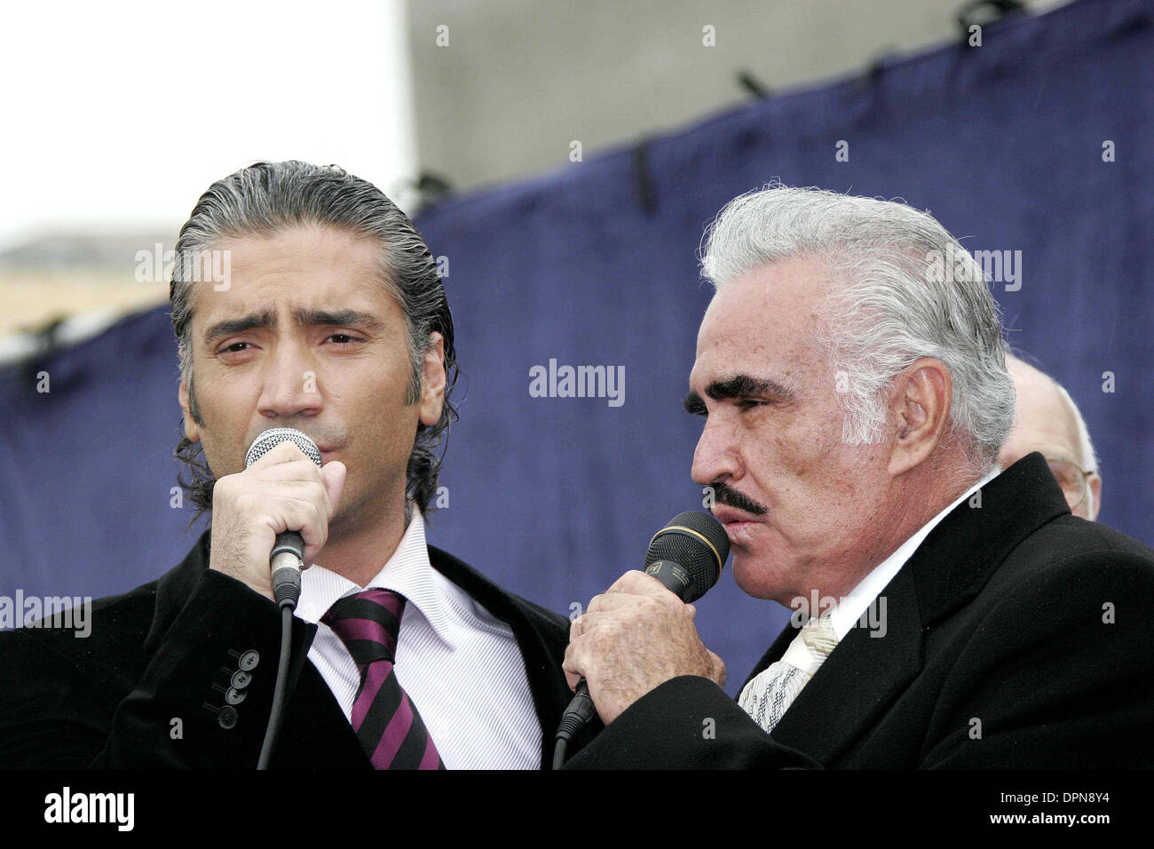 Dicembre 2, 2005 - Hollywood, CALIFORNIA, STATI UNITI D'AMERICA - Alejandro Fernandez JR E SUO PADRE VICENTE FERNANDEZ, la cui STAR è prossima alla sua -.Alejandro Fernandez JR è onorato con la 2296esima stella sulla Hollywood Walk of Fame -.6160 HOLLYWOOD BOULEVARD, Hollywood, California - .12-02-2005 -. NINA PROMMER/ 2005.K45867NP.(Immagine di credito: © Globo foto/ZUMAPRESS.com) Foto Stock