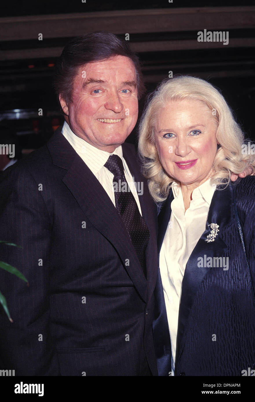 Agosto 11, 2006 - Mike Douglas con sua moglie GENEVIEVE PURNELL DOUGLAS 1985.F1796. NATE CUTLER- MIKEDOUGLASRETRO(Immagine di credito: © Globo foto/ZUMAPRESS.com) Foto Stock
