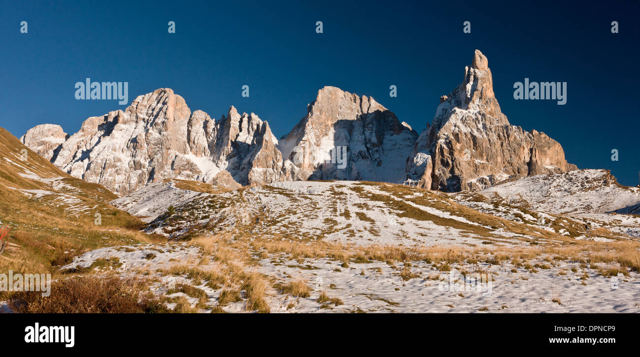 Montagne sopra il Passo Rolle, il Cimon della Pala e le punte Rolle, in autunno dopo la prima neve; Dolomiti, nord Italia. Foto Stock