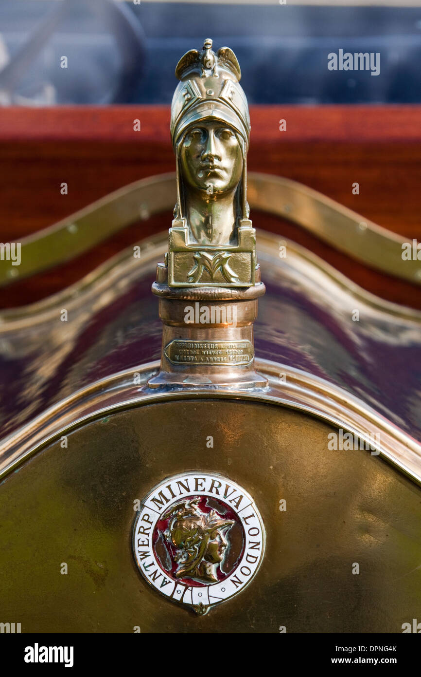 Minerva figura la testa del tappo del radiatore mascotte e badge di Minerva Foto Stock