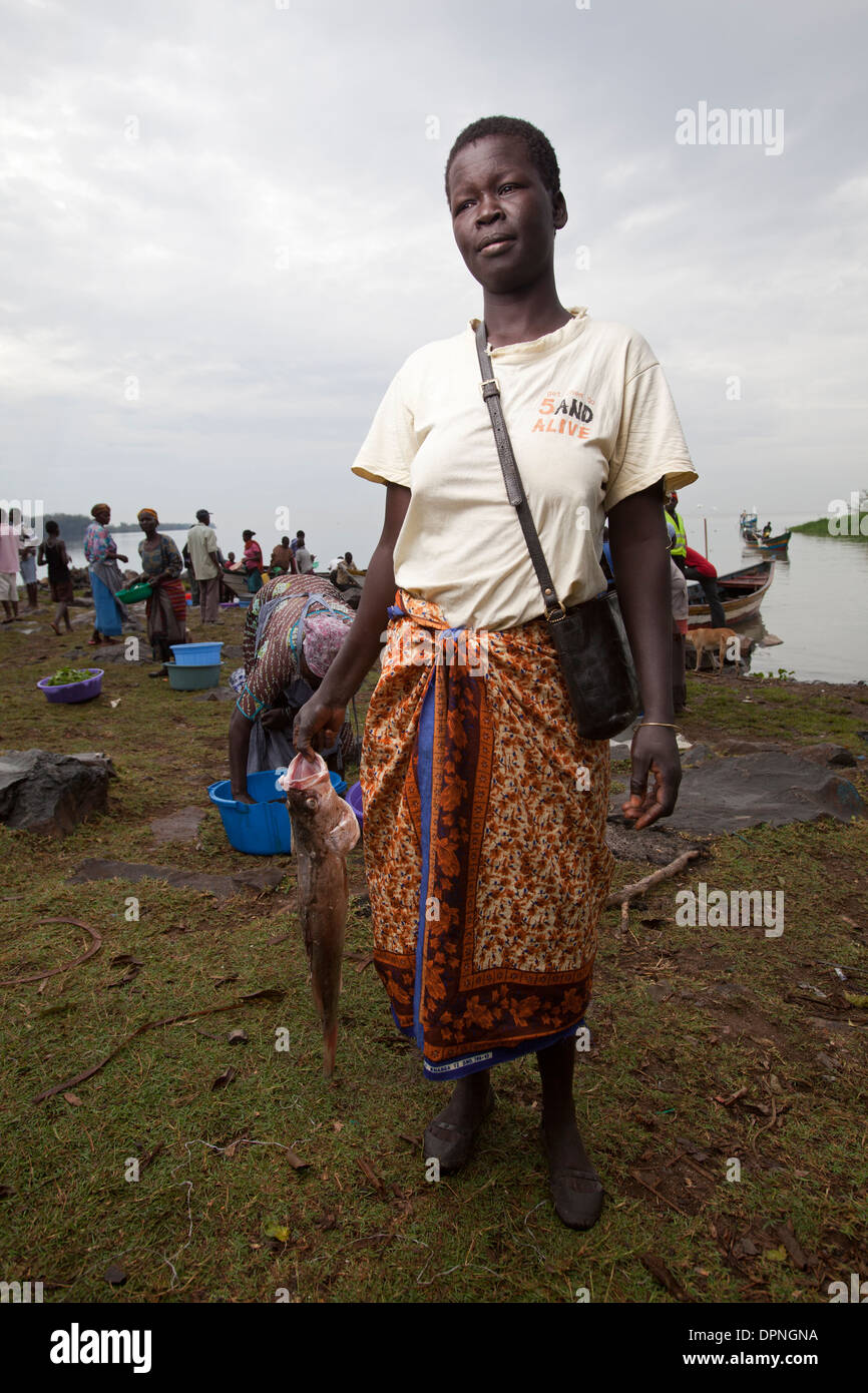 Le donne di contenimento di persico del Nilo (ritardatari niloticus) Kisumu, il lago Victoria, Kenya Foto Stock