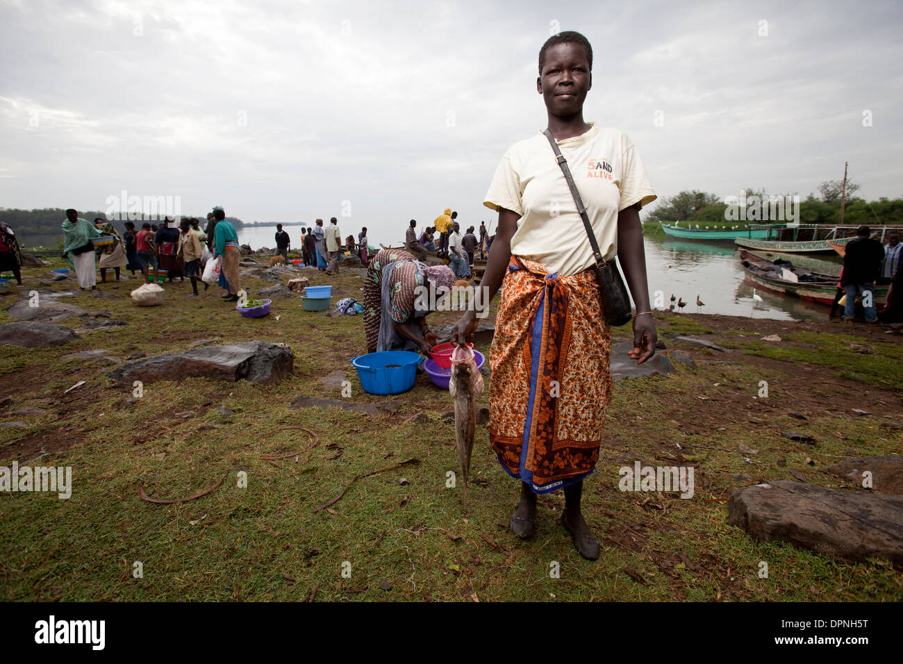 Le donne di contenimento di persico del Nilo (ritardatari niloticus) Kisumu, il lago Victoria, Kenya Foto Stock