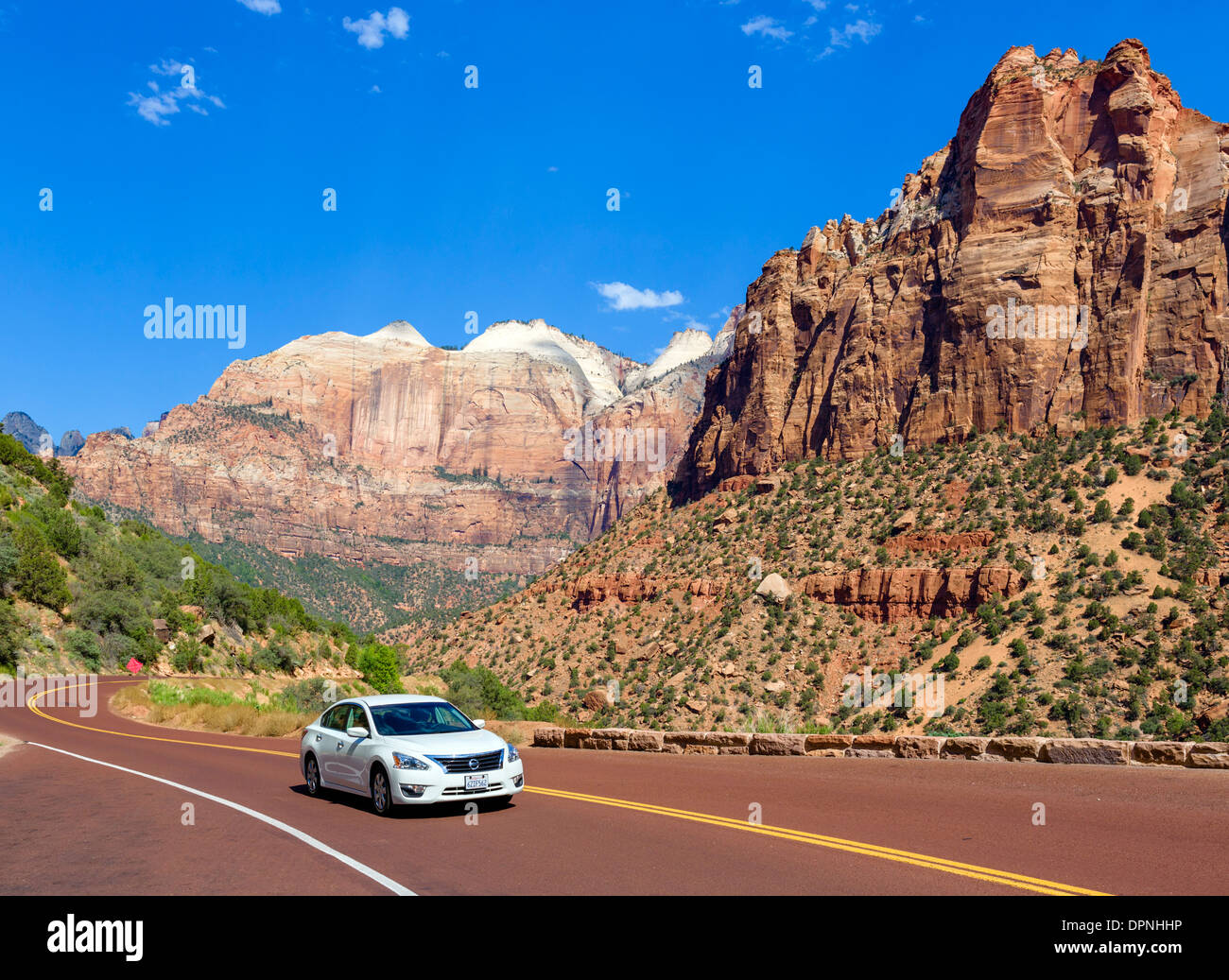 Auto su Zion-Mount Carmel Highway (SR 9), il Parco Nazionale di Zion, Utah, Stati Uniti d'America Foto Stock