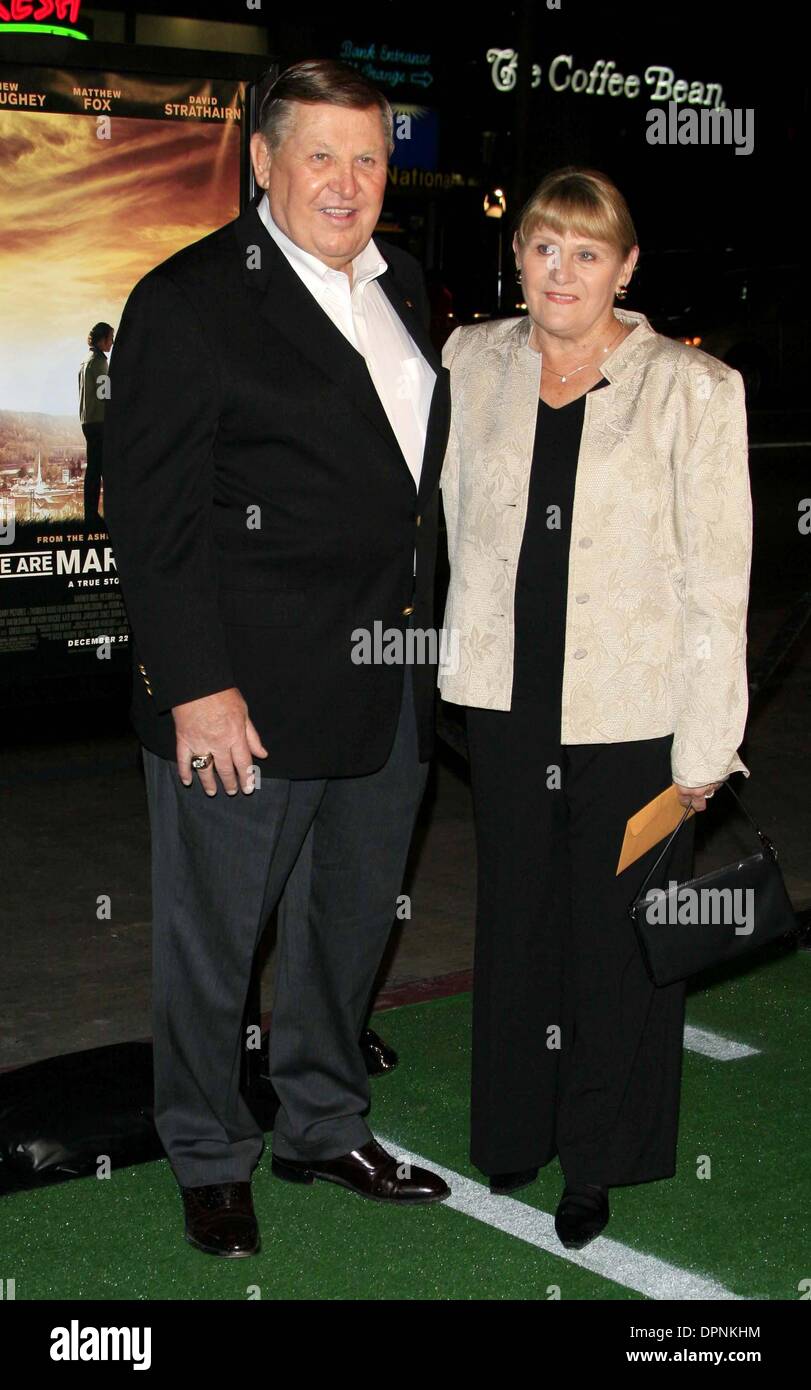 Dic. 14, 2006 - Hollywood, CALIFORNIA, STATI UNITI D'AMERICA - JACK LENGYEL E MOGLIE -.Siamo Marshall - PREMIERE -.Grauman's Chinese, Hollywood, California - .12-14-2006 -. NINA PROMMER/ 2006.K50942NP(Immagine di credito: © Globo foto/ZUMAPRESS.com) Foto Stock