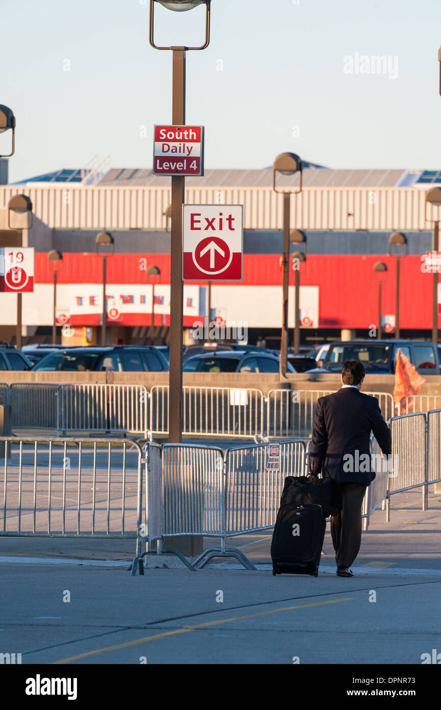 Viaggiatore diretto al terminal dell'aeroporto internazionale Hartsfield-Jackson di Atlanta ad Atlanta, Georgia. (USA) Foto Stock