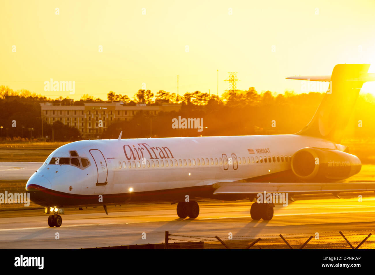 AirTran Airways jet al tramonto sulla pista di Hartsfield-Jackson Atlanta International Airport di Atlanta, Georgia. (USA) Foto Stock