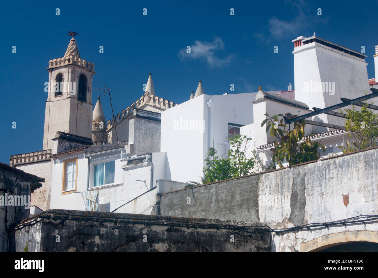 Évora Igreja de Sao Francisco chiesa di San Francesco con le sue case dipinte di bianco in primo piano Alentejo Portogallo Foto Stock