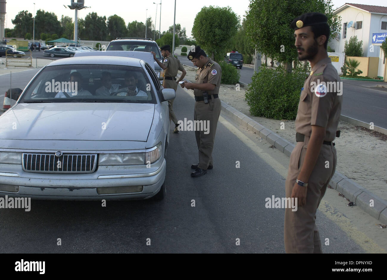 Al-Khobar, Arabia Saudita - Cooperazione di polizia dal Ministero degli Interni interrompere la ricerca auto cercando gli estremisti e controllo delle licenze. Foto Stock