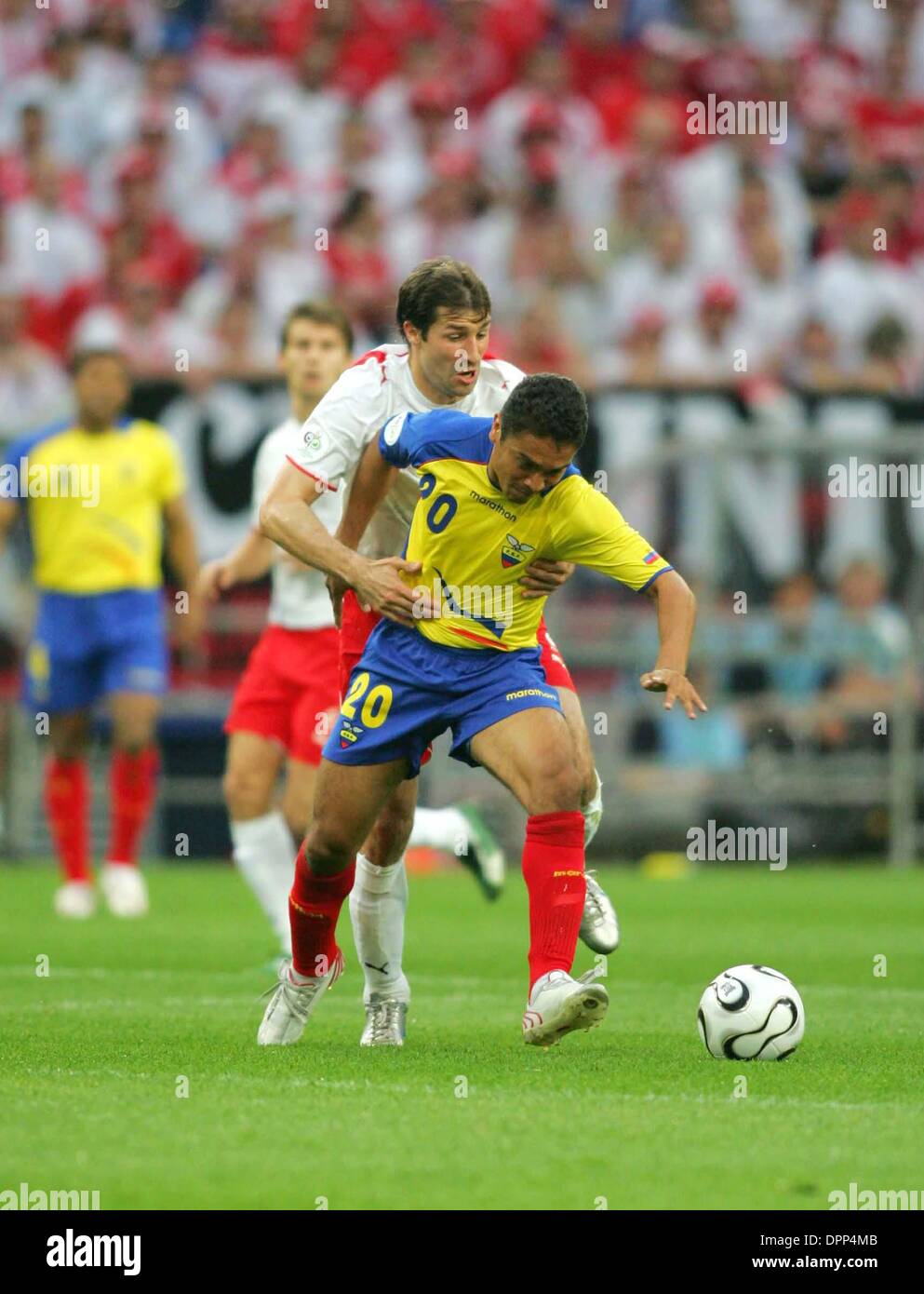 9 giugno 2006 - Gelsenkirchen, Germania - K48287.POLONIA V ECUADOR.WORLD CUP, Gelsenkirchen, Germania 06-09-2006. STEWART KENDALL- - 2006 .RAD0SLAW SOBOLEWSKI & EDWIN TENORIO.sfida.(Immagine di credito: © Globo foto/ZUMAPRESS.com) Foto Stock