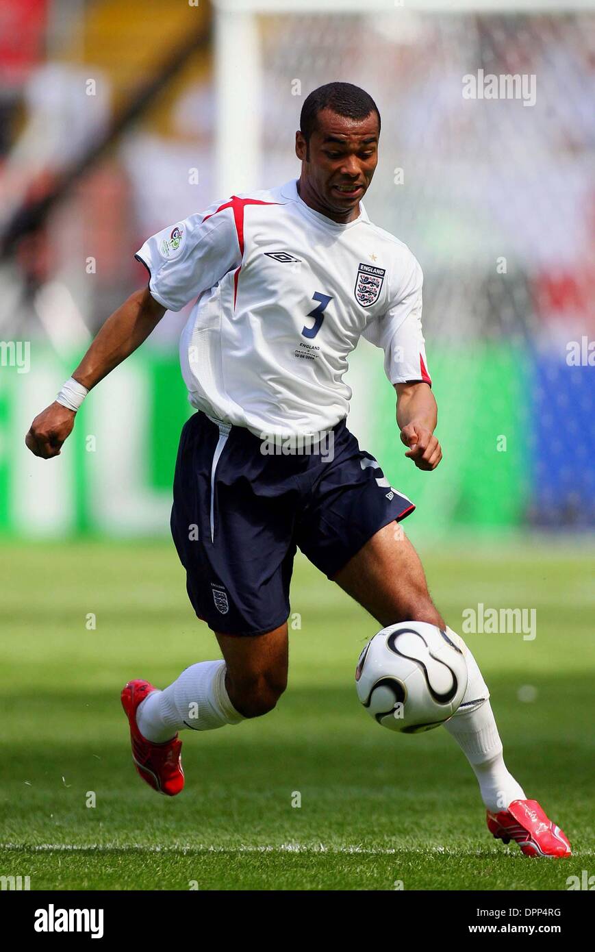 Giugno 12, 2006 - World Cup, Francoforte, Germania - K48280.INGHILTERRA VS. Il Paraguay.FRANKFURT, Germania 06-10-2006. RICHARD VENDITORI- - 2006.ASHLEY COLE.(Immagine di credito: © Globo foto/ZUMAPRESS.com) Foto Stock