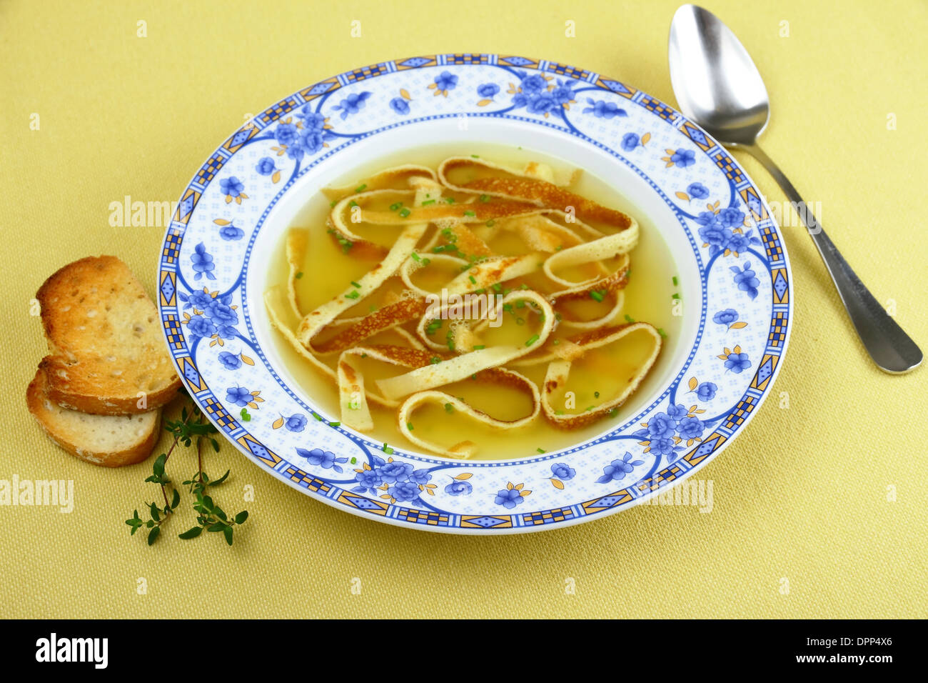 Pancake zuppa in lastra blu con pane, orizzontale Foto Stock