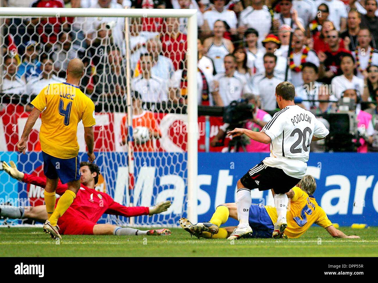 Giugno 24, 2006 - Leipzig, Germania - K48427.WORLD CUP SOCCER, .SVEZIA VS GERMANIA, .WORLD CUP STADIUM, Monaco di Baviera, Germania..06-24-2006. STEWART KENDALL / / 2006.Lukas Podolski punteggi apriporta(Immagine di credito: © Globo foto/ZUMAPRESS.com) Foto Stock