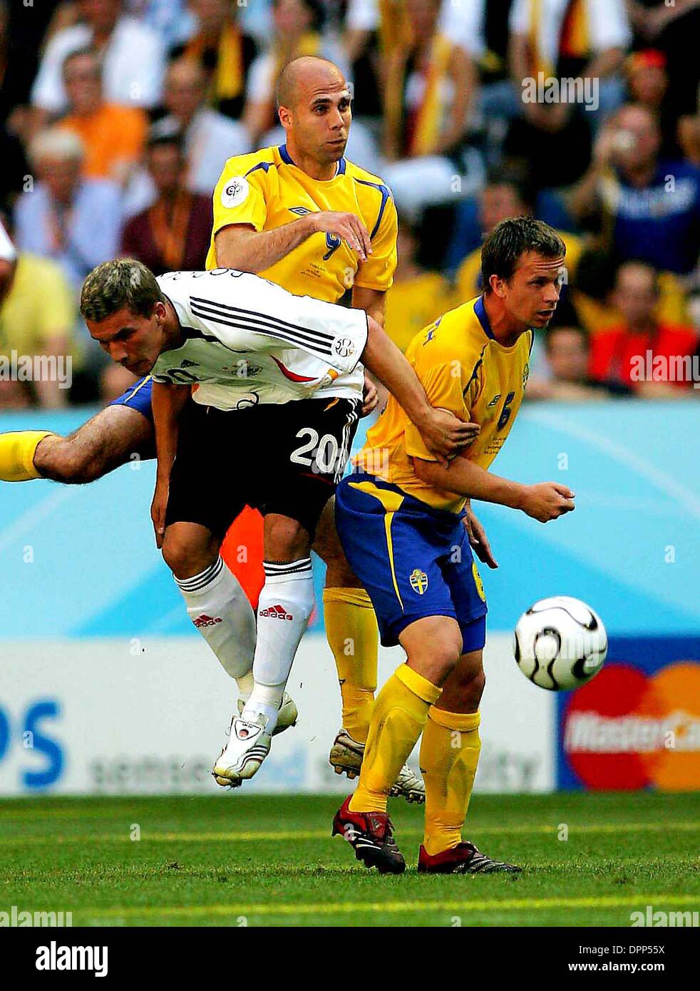 Giugno 24, 2006 - Leipzig, Germania - K48427.WORLD CUP SOCCER, .SVEZIA VS GERMANIA, .WORLD CUP STADIUM, Monaco di Baviera, Germania..06-24-2006. STEWART KENDALL / / 2006.Lukas Podolski, TEDDY LUCIC & Tobias LINDEROTH.(Immagine di credito: © Globo foto/ZUMAPRESS.com) Foto Stock